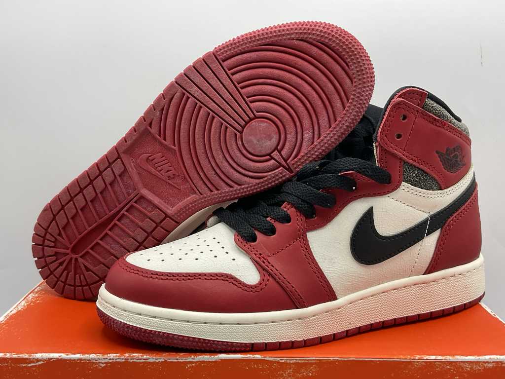 Nike Jordan 1 Retro High OG Chicago Lost and Found Sneakers 38