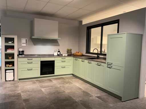 MK Saliegroen Hoekopgestelde showroomkeuken