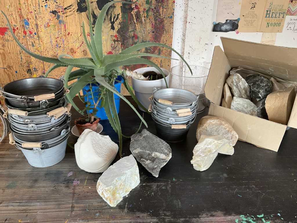 Stenen en planten bakken