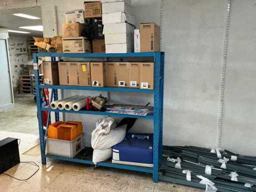 Magazijnrek met inhoud