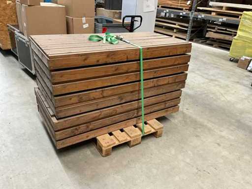 8 moduli in legno di larice di 800 x 1600mm, alti 140mm, realizzati con assi di larice da 25mm, ad esempio rivestimenti per terrazze