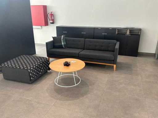 Fauteuil avec table et armoire
