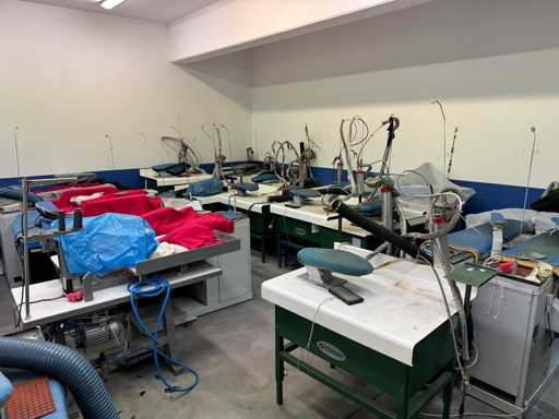   Stații de lucru pentru finisarea industrială a articolelor vestimentare / călcat cu abur