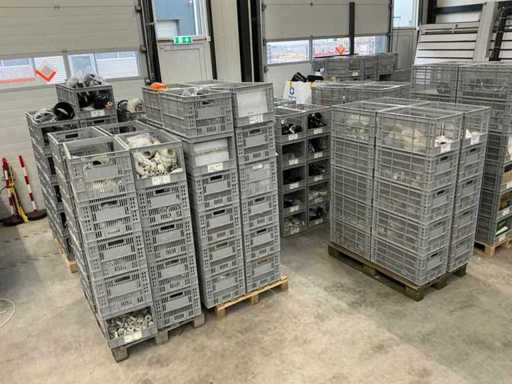 Stock di pieghe in plastica, calzini, maniche, colletti, t-shirt, coperchi laterali