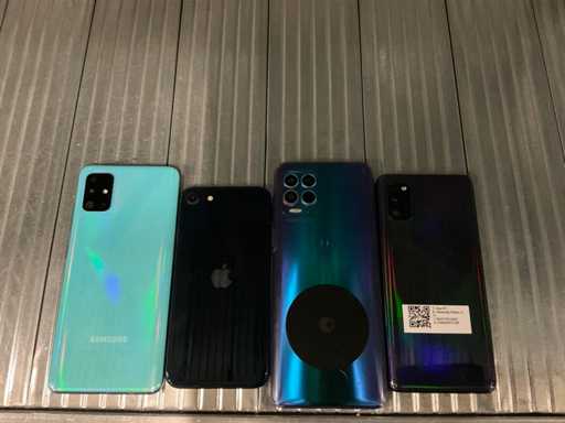 Various Apple/Samsung/Motorola phones (4x)