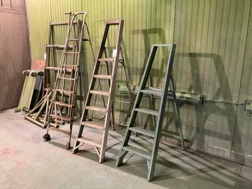 Various folding ladders (3x)
