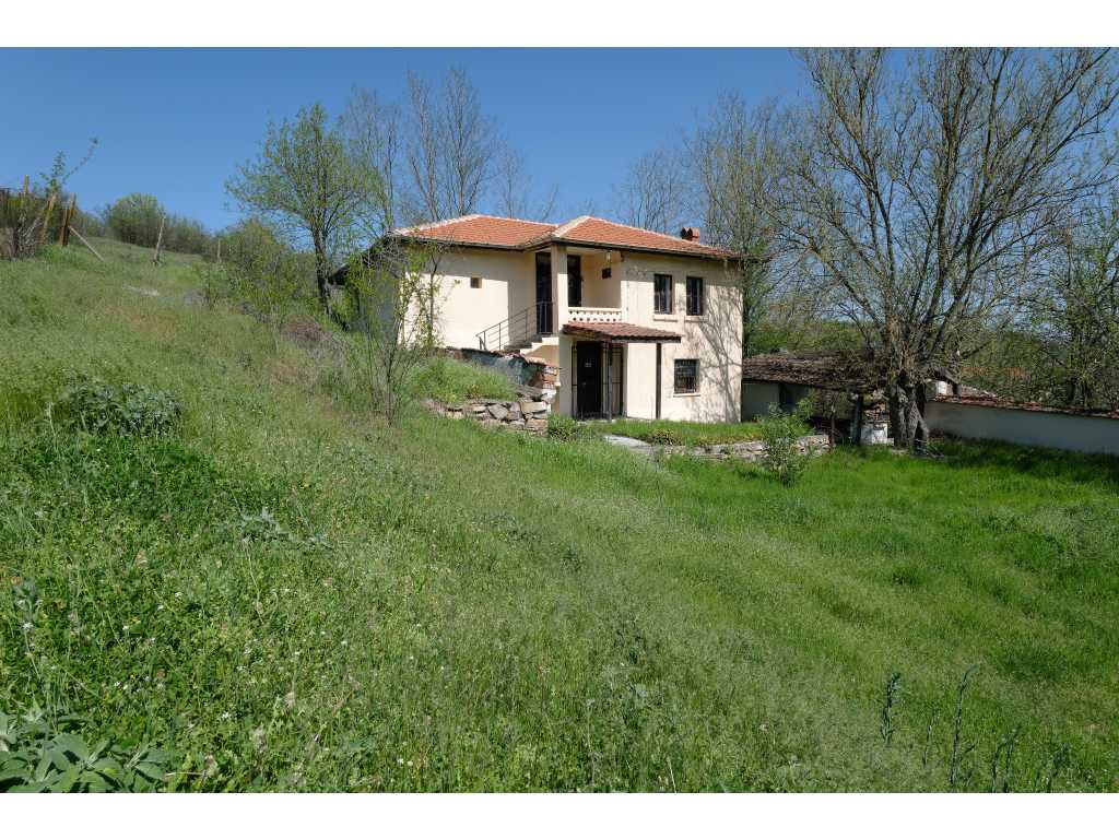Two-storey house, outbuildings and 766 m2 of land in Leshnikovo - Bulgaria