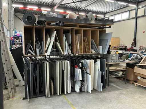 Portapiatti con plastica di serie