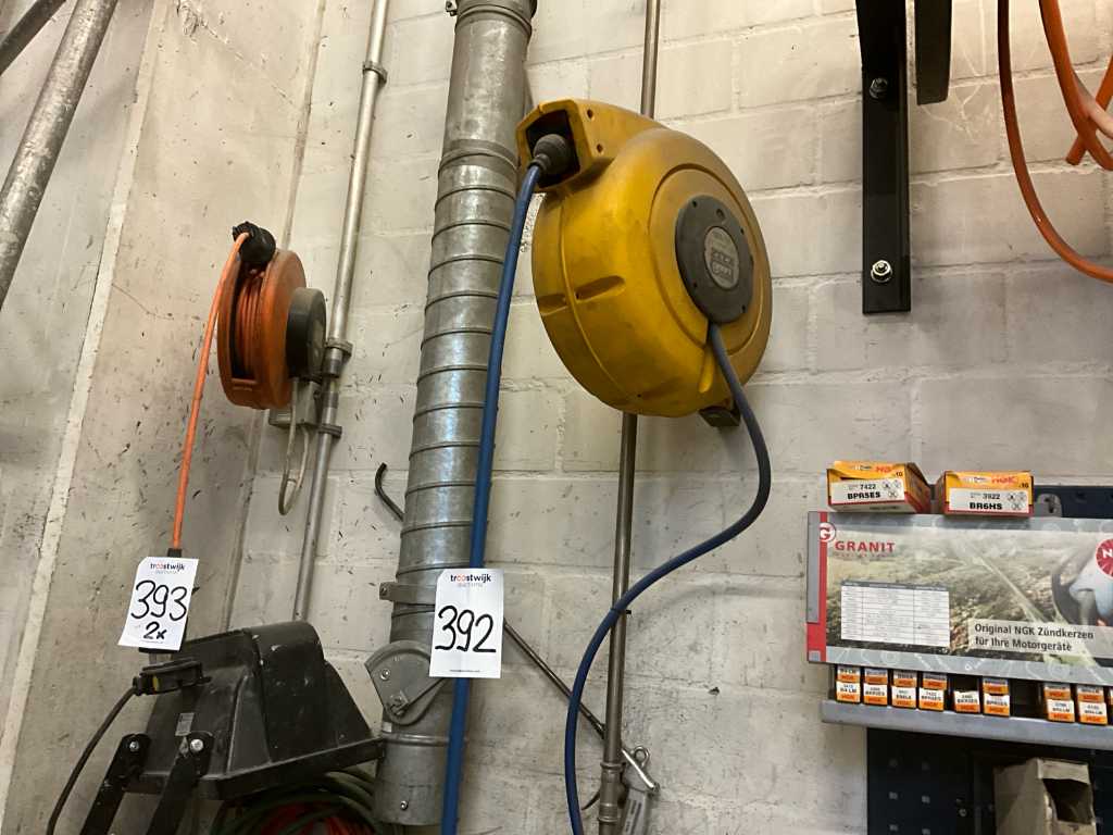Compressed air hose with wall bracket
