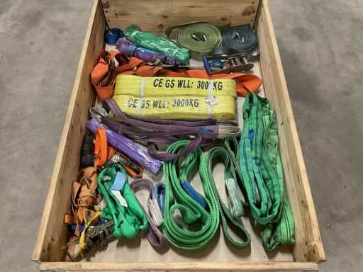 Lotto di cinghie sollevabili e per fissare