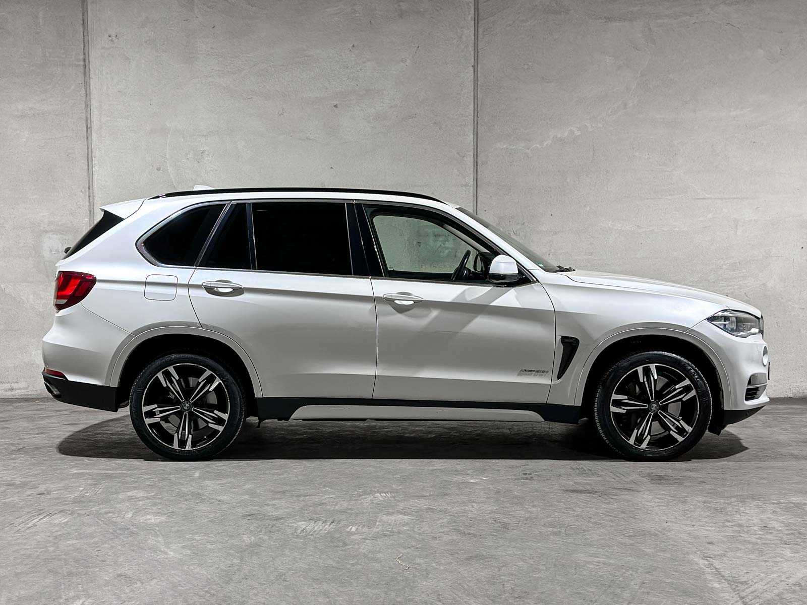 BMW X5 xDrive50i 4.4 V8 High Executive 449pk 2014, J-094-RR