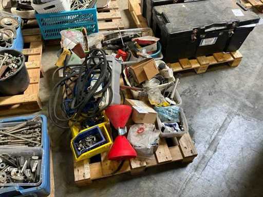 Pallet di varie parti di barca