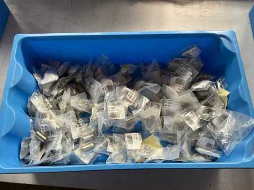 Série de divers boutons de meubles en métal