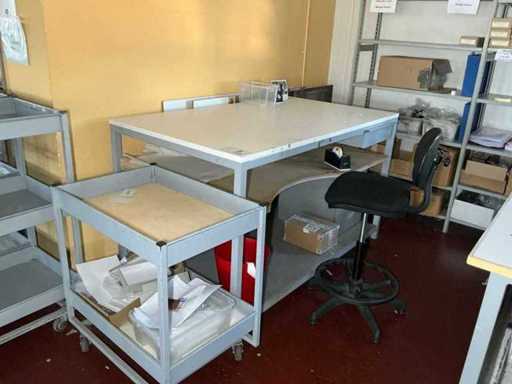Poste de travail avec contenu (incluant chariot et étagère)