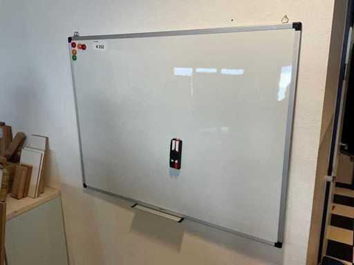 net zo goed als een nieuw Amazon Basic Whiteboard met plank en een paar magneten, zie foto 