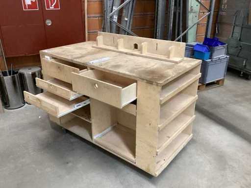 Werkbank gemaakt van multiplex, op 4 draaibare wielen, 4 lades, 160x80x100cm