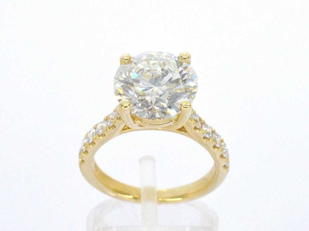 Geelgouden diamanten solitair ring met een grote diamant van 5.00 carate