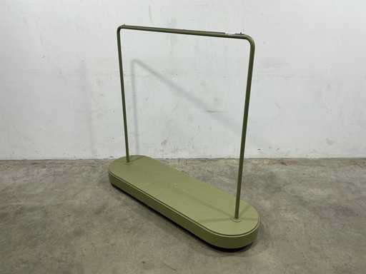 Clothes rack with wooden base (2x)