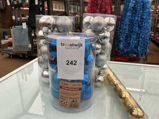 Party der Weihnachtskugeln.