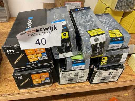 Schlaghülsen und Schrauben