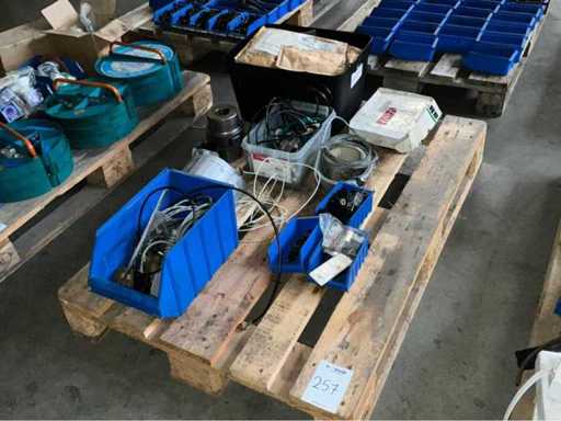 Verschiedene Arburg-Maschinenzubehörteile