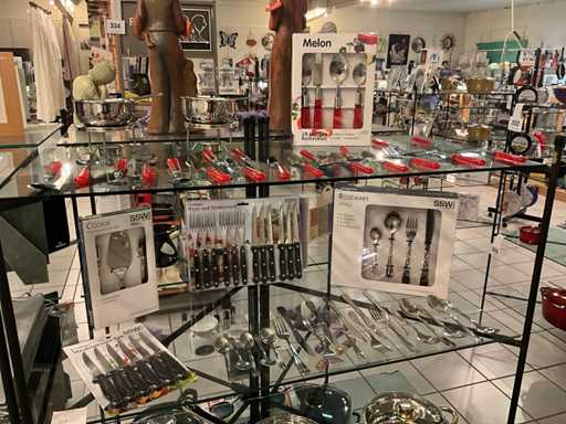 Divers keukengerei Ssw/Gsw en diverse 24 delige bestekken