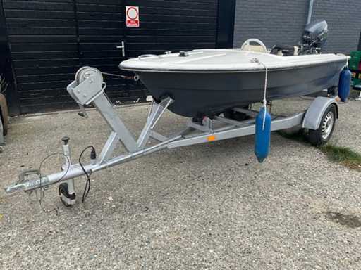 Hors-bord avec moteur et remorque