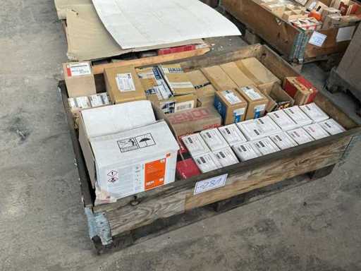 Paleta z śrubami i materiałem mocującym 