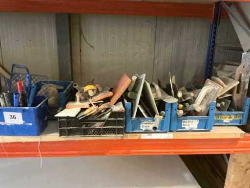 Batch of paint and filler accessories