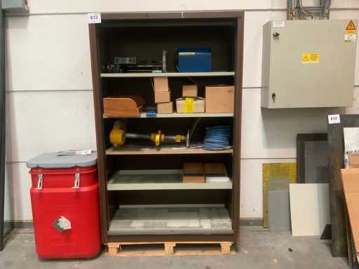 Armoire d’atelier avec contenu