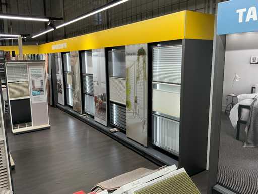 Ladenregale mit Schaufensterdekorationsmustern