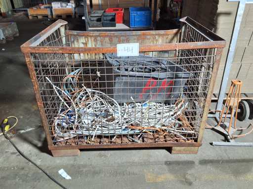   Gitterbox mit Kabelschrott