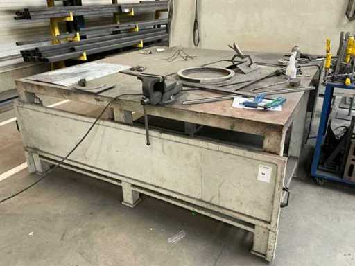 Stalowy stół roboczy