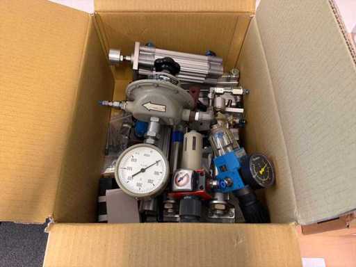 Großer pneumatischer Bauteilsatz – Festo, Druckregler, Ventile, Sensoren und Druckmessgeräte