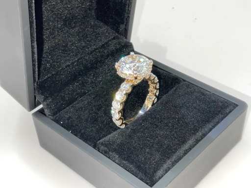 Diamonds, jewellery and exclusive bags