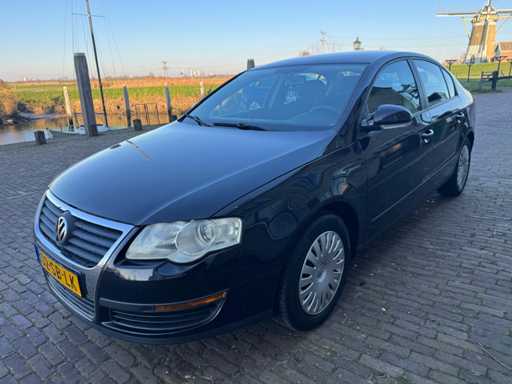 Volkswagen Passat 1.6 FSI Trendline Niedrige Laufleistung 02-SB-LK