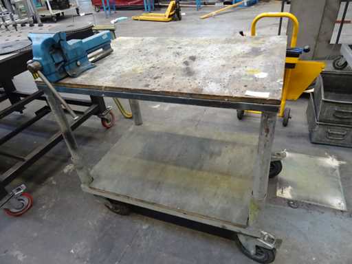 Warehouse trolley with vice