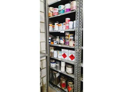 Diverse verfartikelen en verfpotten