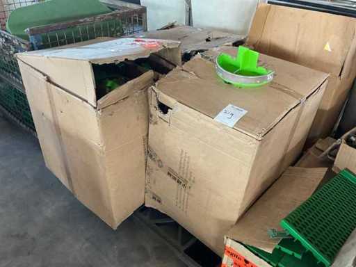 Partia karmników dla kur