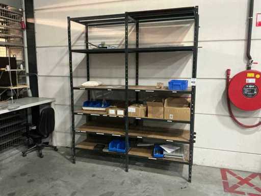 Étagère d’entrepôt avec contenu