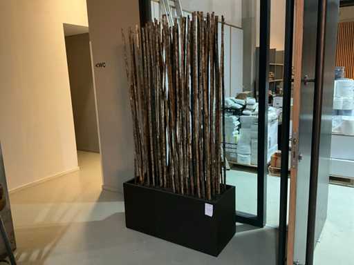 Bamboe stokken in verrijdbare presentatie bak