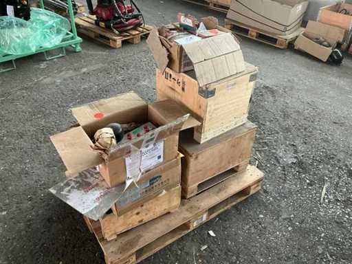 Various boxes of cylinders parts