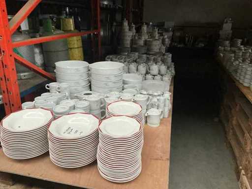 Royal Mosa e Villeroy en Boch Lotto di varie stoviglie in porcellana bianca