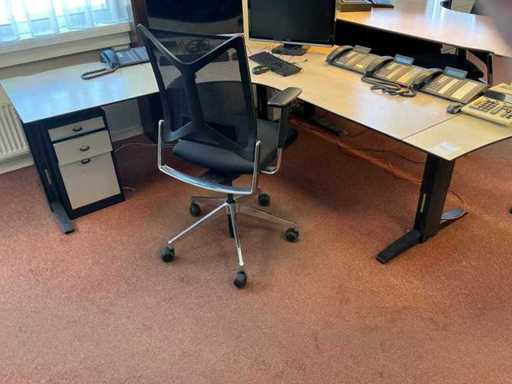 Scrivania a L con sedia Girsberger