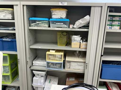 Metalen kast met inhoud