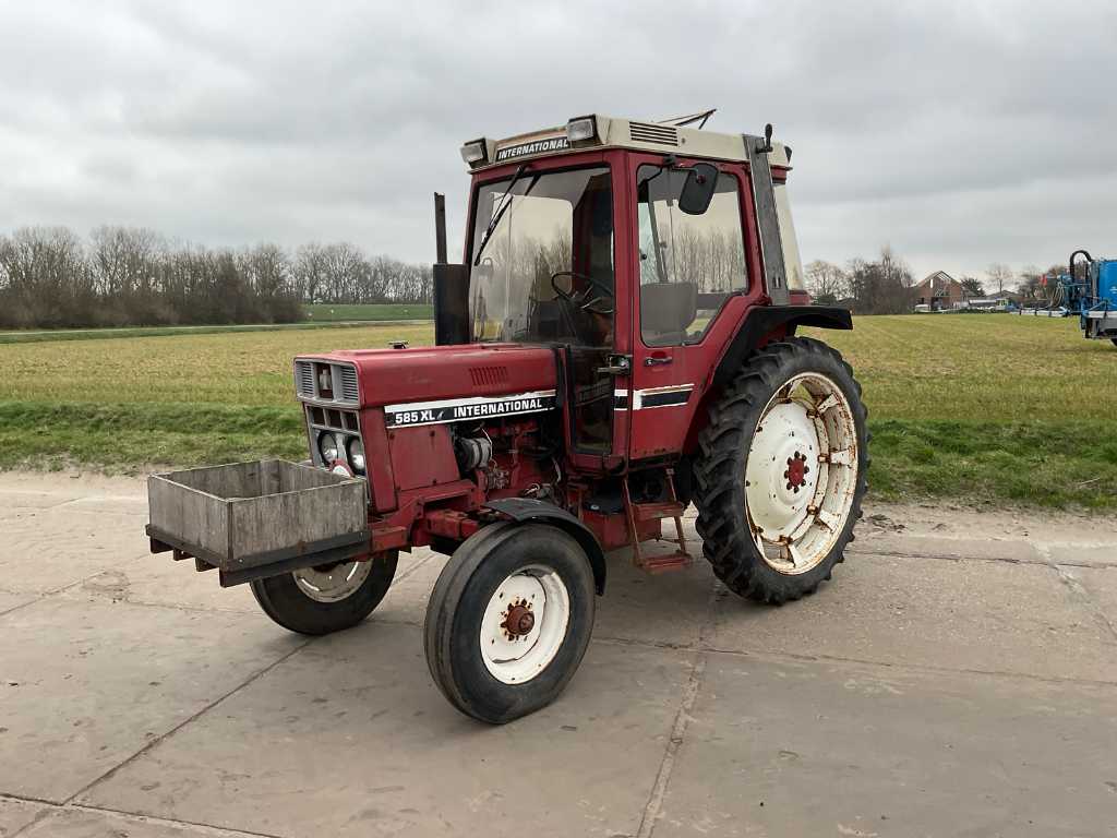 1988 International 585 XL Two-wheel drive agricultural tractor
