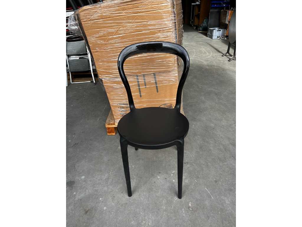 20 chaises empilables en plastique
