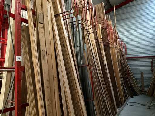 Zeer grote partij diverse houten latten en omlijstingen.