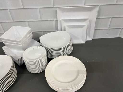 Mnóstwo porcelanowych talerzy i misek