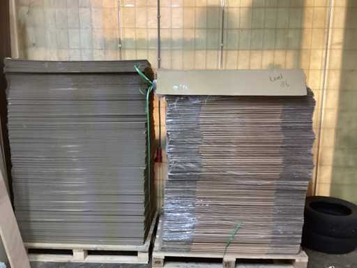 Cardboard and cardboard box (2x)